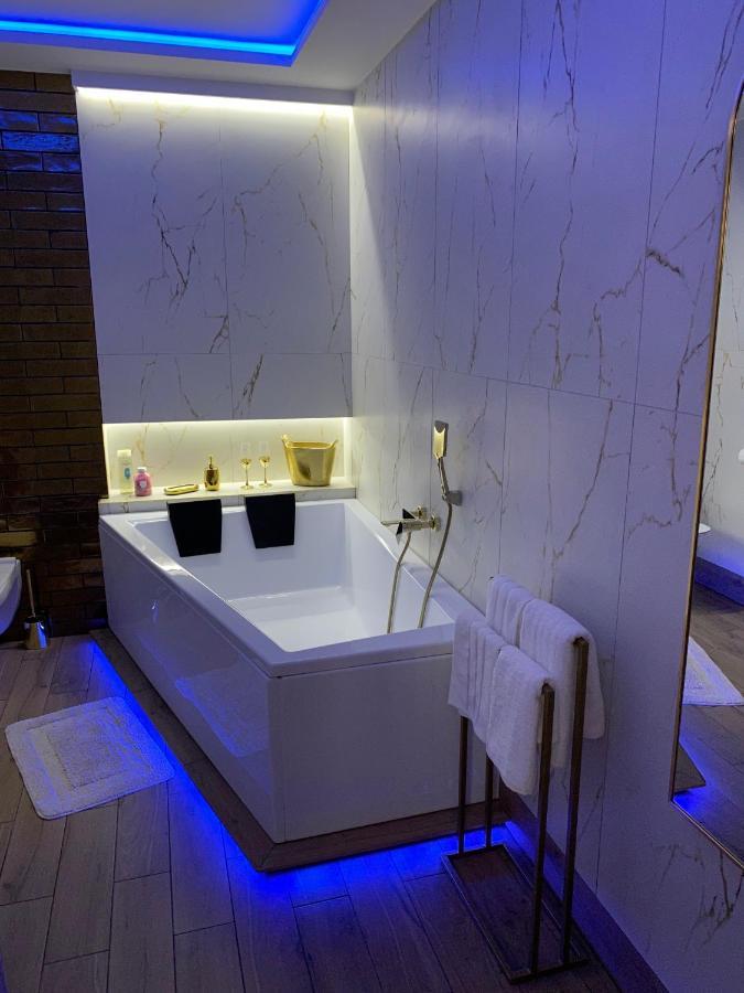Apartament "Love" Centrum Z Duza Wanna Dla Dwojga Gniezno Buitenkant foto
